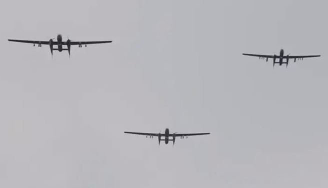 中方3架「双尾蝎」察打无人机首度全副武装编队飞行。（央视）