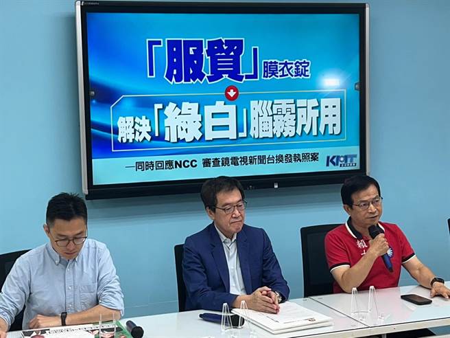 在今早的国民党团记者会后，立委费鸿泰将率领近10名蓝委前往NCC抗议。（李奇叡摄）