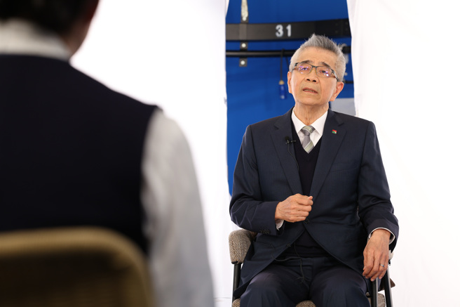 信义房屋荣获2023上半年跨领域各大奖项，周俊吉在仁心慧语节目中分享阅读是自己最重要的老师。(图/信义房屋 提供)