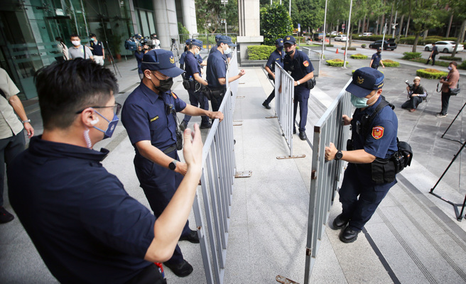国家通讯传播委员会（NCC）28日审查镜电视相关申请案，员警一早就在交通部大门前架设栏杆以防陈抗民眾闯入。（范扬光摄）