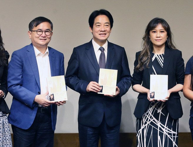 图为Kolas Yotaka（右）去年的新书发表会，副总统赖清德（中）应邀出席并致词祝贺。（资料照,范扬光摄）