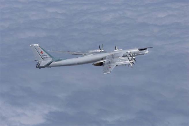俄军Tu-95战略轰炸机。（图 / 日本防卫省）