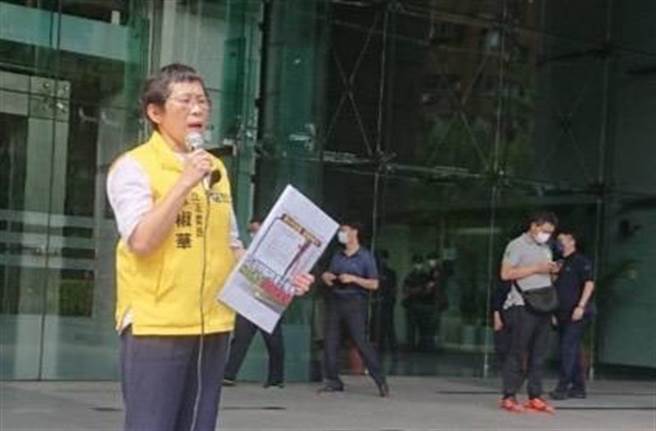 立委陳椒華28日於會議開始前，獨自一人抵達NCC大門喊話。（黃婉婷攝）