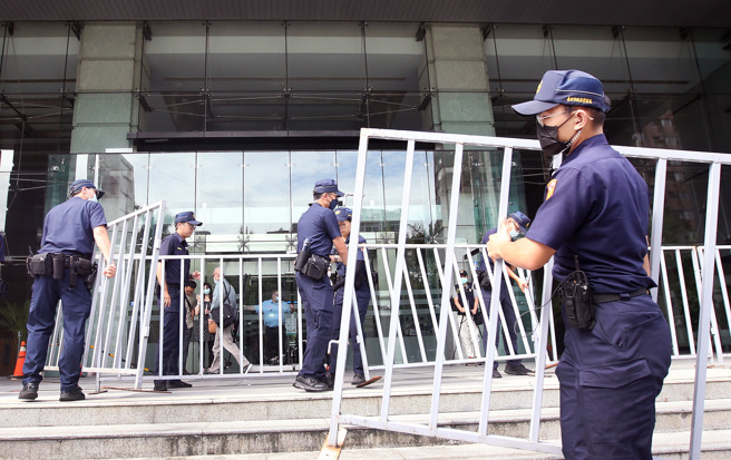 國家通訊傳播委員會（NCC）28日審查鏡電視相關申請案，員警一早就在交通部大門前架設欄杆以防陳抗民眾闖入。（范揚光攝）