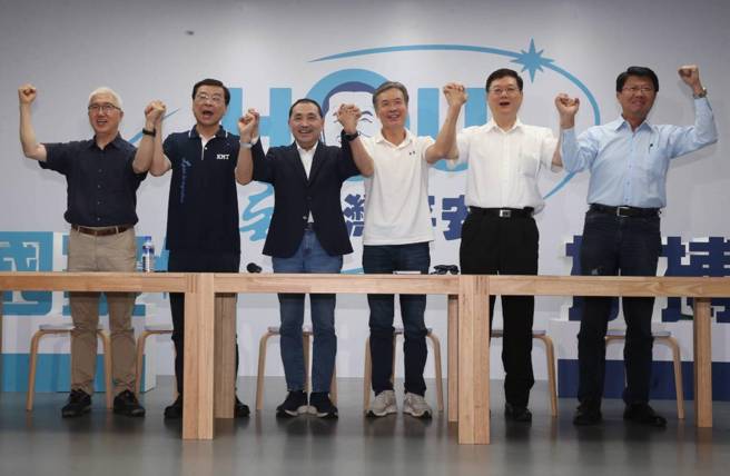 黃揚明指出，侯友宜沒有年輕選民的盤，競辦高層年齡偏高，年輕人不認識。圖為侯友宜28日公布競選辦公室最新人事。（葉德正攝）