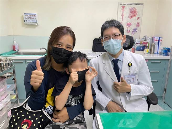 台中大肚5歲男童小哲自2歲起就容易莫名肚子痛，就醫診斷為兒童腹股溝疝氣，透過傳統疝氣修補手術修補成功恢復。（烏日林新醫院提供／潘虹恩台中傳真）