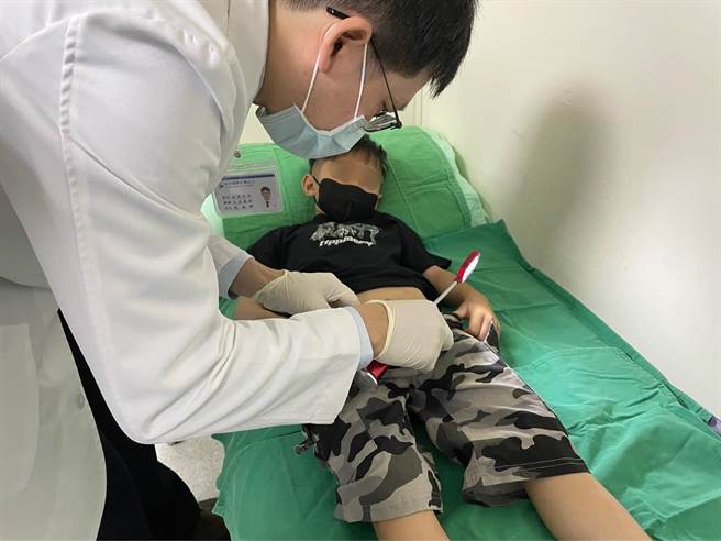 台中大肚5歲男童小哲日前進行健康檢查時，發現他左邊睪丸上方有腫塊，經醫師檢查診斷為兒童腹股溝疝氣，透過傳統疝氣修補手術順利恢復。（烏日林新醫院提供／潘虹恩台中傳真）