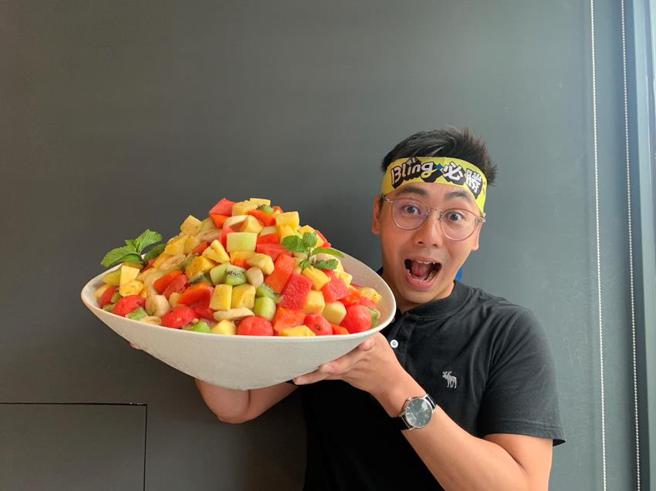 （王品集团三大中餐品牌举办巨无霸冰挑战赛，主厨打造比脸盆还要大、最重7公斤的重磅巨无霸冰品。图／王品集团提供）