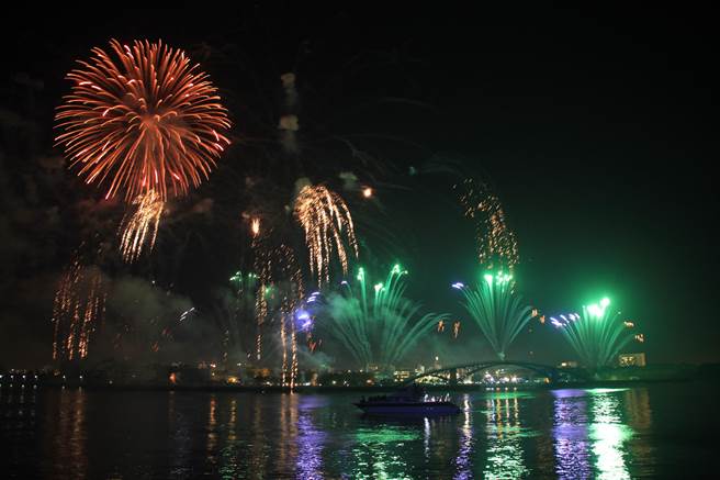 岸巡表示载客小船海上接驳人，因为都可载客，所以无法可管。图为载客小船出海看花火。（许逸民摄）