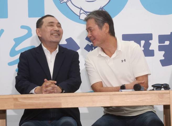 前立委郭正亮认为，国民党总统参选人侯友宜要当好演员，配合导演演出。图为28日侯在竞办举行记者会，宣布国安会前秘书长金溥聪加入团队。（陈君玮摄）