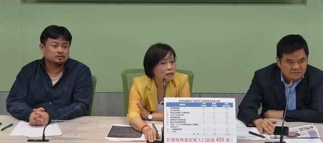 民進黨立委洪申翰表示，當年他也有守在青島東路，行政院的事件裡，有遭受到警方暴力鎮壓，確實現在很多人質疑柯文哲當年來到太陽花學運現場只秀了一下，就去參與宗教遶境。（摘自民進黨立院黨團直播）