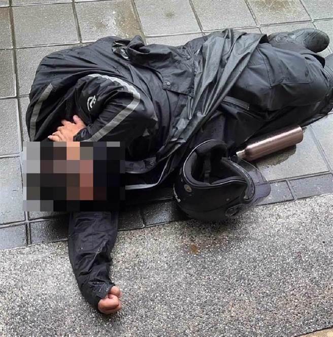 田姓男子先前不滿慈濟遭汙衊找周玉蔻理論，遭周玉蔻員工壓制在地上報警。（翻攝畫面）