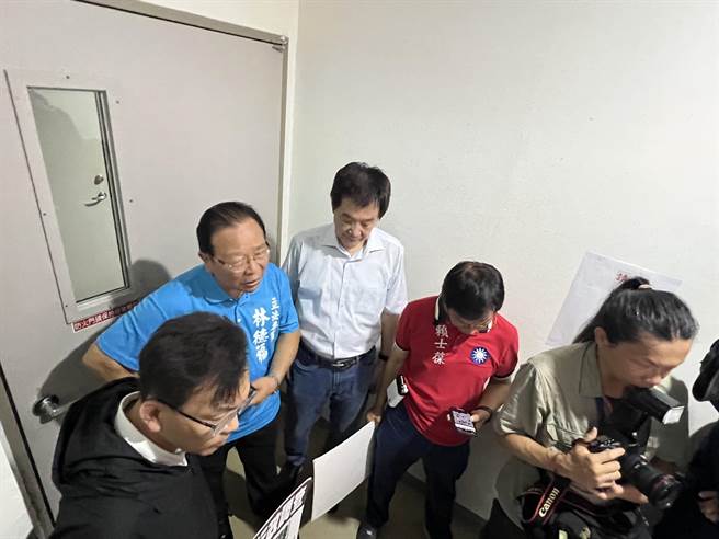 好不容易抵达8楼防火门外的一眾蓝委大为光火，直呼太危险，愤而报案，要求消防人员协助开门。（李奇叡摄）