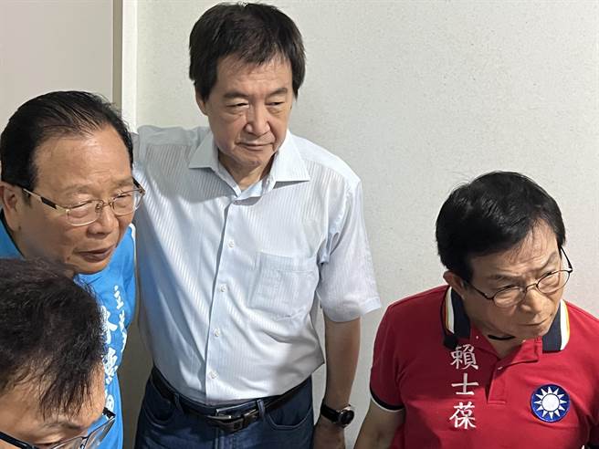 林德福、赖士葆都认为，防火门上锁有碍安全，遂致电消防，请求到场查看并开锁。（李奇叡摄）