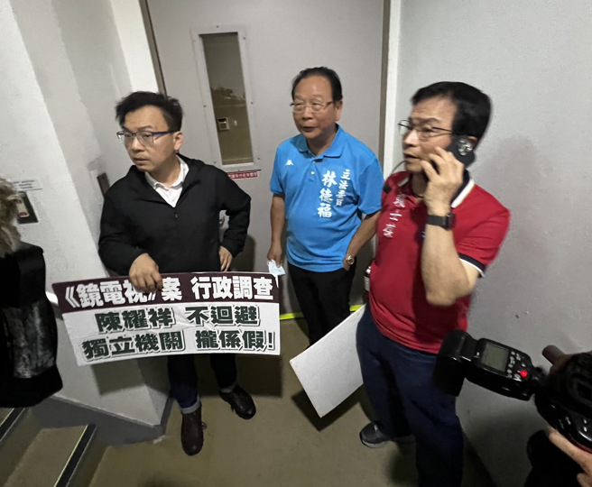 国民党立委赖士葆（右起）、林德福及郑正钤28日前往NCC陈情，却被反锁在逃生门外不得其门而入。（范扬光摄）