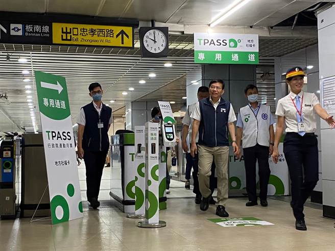 交通部长王国材（右3）今视察台北车站TPASS月票台铁整备情形。（陈佑诚摄）