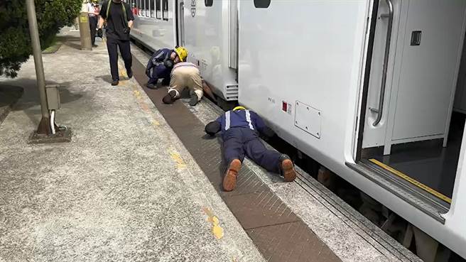 台铁408次新自强号28日上午发生韧管脱落意外，导致车上乘客行程延误2小时有余。（翻摄照片／张志康新北传真）