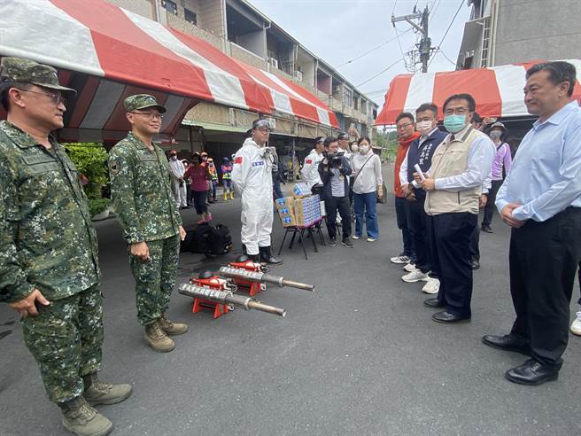 市長黃偉哲(右二)今天上午到成功里全福路視察清消作業，並感謝國軍弟兄。(曹婷婷攝)