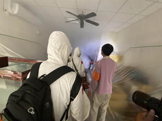 國軍今天出動40名化學兵前往仁德區執行清消。(曹婷婷攝)