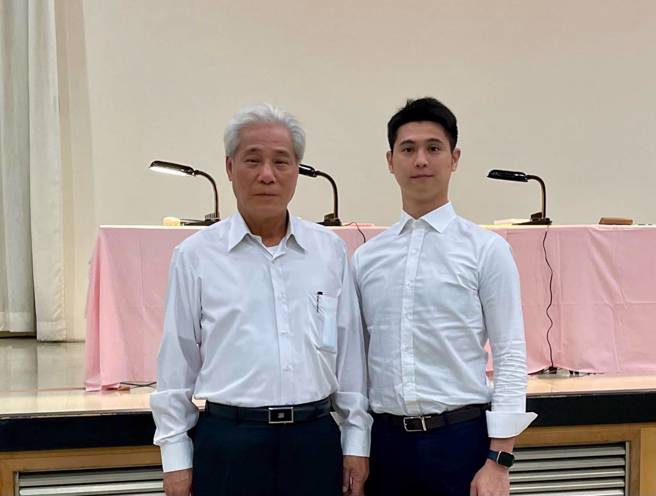 三阳董事长吴清源（左）与独子吴奕成（右）。（三阳提供）