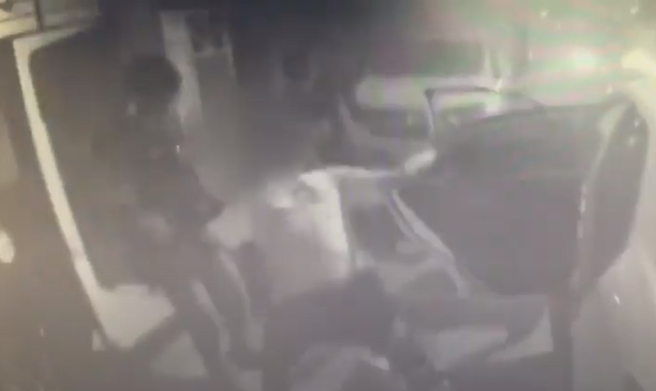 「渐冻人」来日无多遇警就开枪，围捕亡命徒惊险画面曝。（截图自影片）