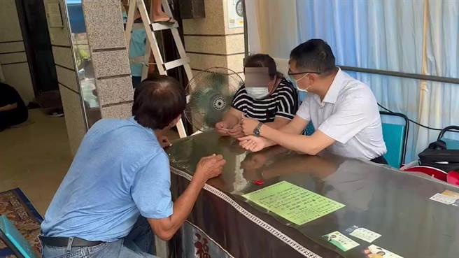 军方人员（右）到彰化市陈姓士官灵堂拈香，并向家属关怀致意。（孙英哲摄）