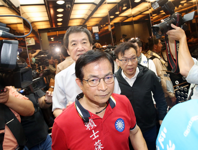 国家通讯传播委员会（NCC）28日审查镜电视相关申请案，国民党立委郑正钤（右起）、赖士葆及费鸿泰等人试图前往会议室抗议却不得其门而入，随后一行人怒气冲冲地离开。（范扬光摄）