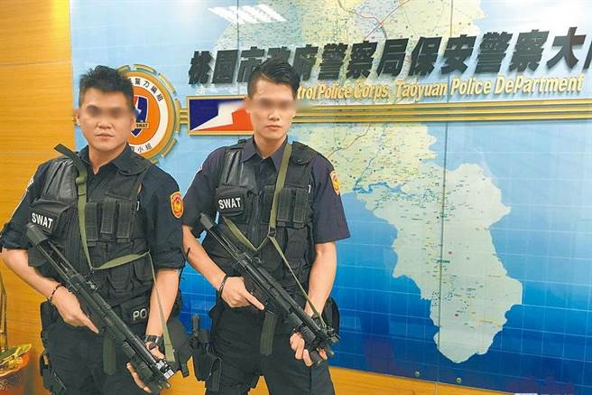 李姓已婚保鏢(右)過去和弟弟在桃園市警察局保安警察大隊任職時是霹靂小組內的「帥警兄弟檔」。(本報資料照)