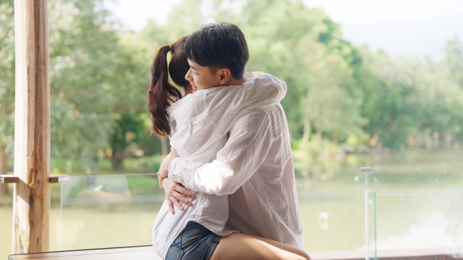 生肖属羊、兔、马的女生桃花运超级旺，身边总是有异性围绕着。（示意图／Shutterstock）