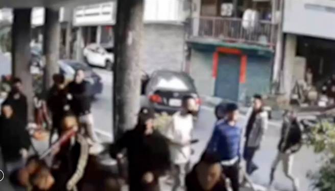 除夕當天，徐嫌率眾持棍棒砸被害人住家，還將人強壓至山區毆打。（民眾提供／楊靜茹南投傳真）