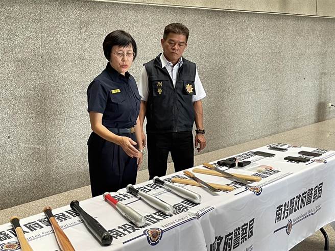 警方日前逮捕徐嫌等19人，搜索查扣改造手槍、子彈及刀械棍棒等證物。（楊靜茹攝）