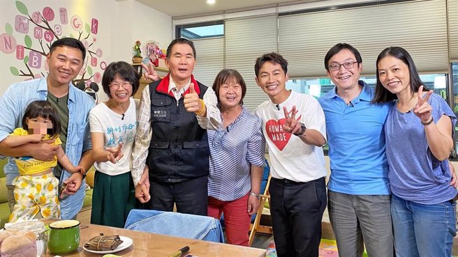 蔡昌宪（右三）日前担任《谁来晚餐14》嘉宾，拜访全台语教育家庭。（公视提供）