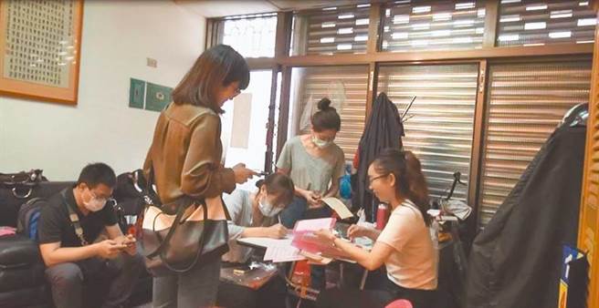 高雄玉山銀行前理專潘姓女子涉盜領客戶存款1億多元，當時檢調兵分2路搜索潘女住處及銀行。（本報資料照）