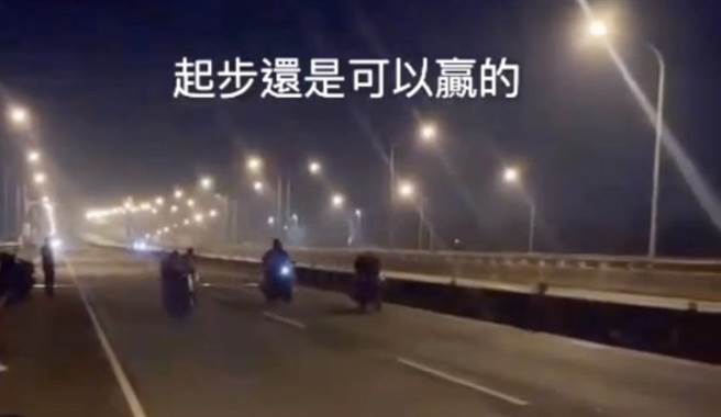 飙风再现！高屏交界万大桥惊见飙车族现踪。（翻摄自社会事新闻）
