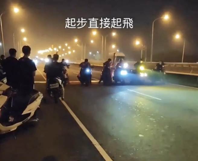 飙风再现！高屏交界万大桥惊见飙车族现踪。（翻摄自社会事新闻）