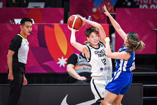 林育庭（中）在对手防守下努力寻求突破。（取自FIBA官网／陈筱琳台北传真）