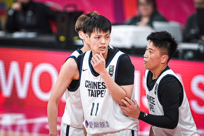 郑伊秀（中）和队友讨论策略。（取自FIBA官网／陈筱琳台北传真）