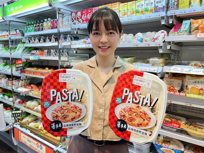 莱尔富「薄多义蒜辣烤鸡野菇麵」，89元。（莱尔富提供／朱世凯台北传真）