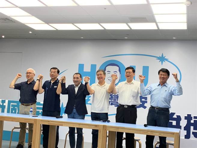 侯友宜与韩国瑜交情，谢龙介挂保证。（叶德正摄）