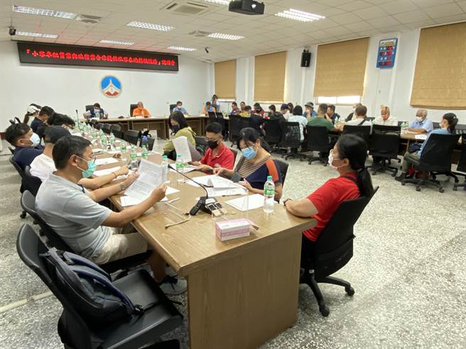 「交通部观光局补助小客车租赁业与旅宿业合作提供旅客在地接驳服务」说明会今日上午于县府举行，吸引不少业者参加。(于家麒摄)