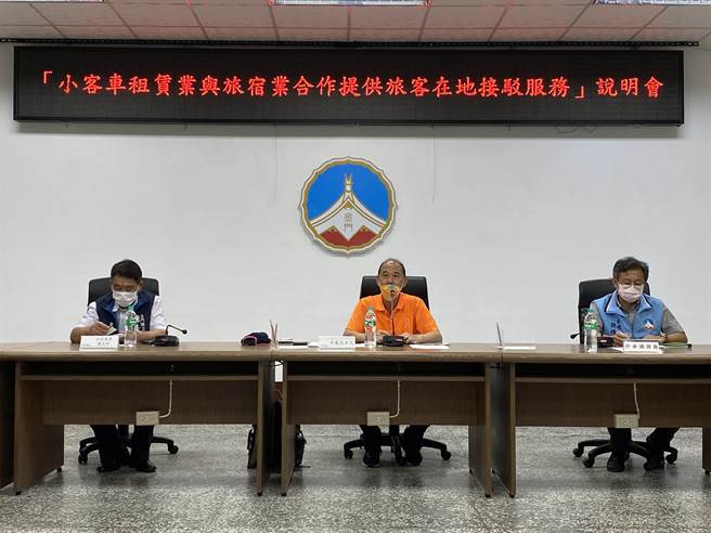 说明会由交通部北观处长方正光(中)主持，协助位处交通不便之旅宿，提升旅客搭乘公共运输意愿。(于家麒摄)