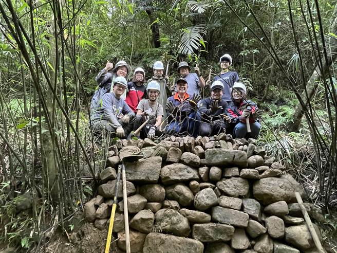 淡兰古道及暖东峡谷的步道，由许多志工们协助手工完成。（左下角工作室提供／张志康基隆传真）