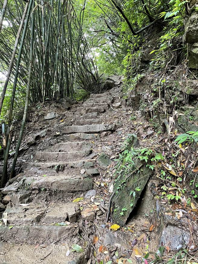 经过志工手工修復完成的淡兰古道中路。（市议员陈冠羽提供／张志康基隆传真）