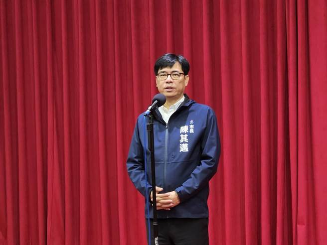 高雄市长陈其迈指出，高雄所有的碳排占全国20％，这项法规通过后，各局处目的事业主管机关，能每2年订定减碳的白皮书跟自愿检测报告书，盼达到2030年减碳30％、2050净零目标。（柯宗纬摄）