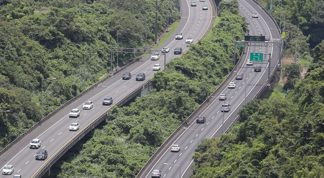 暑假将至掀国旅热潮，高公局估周末交通量将增2成。（示意图／季志翔摄）