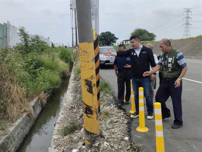 台中市乌日区庆光路与溪南路一段680巷路口两侧有深沟却未加盖，危险又影响车辆出入，台中市议员曾威28日前往会勘，研议申请沟渠加盖。（潘虹恩摄）