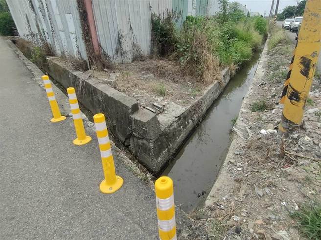 在地居民陈先生表示，过去不少车辆不慎摔进沟渠，甚至连人带车摔入住院，前阵子巷子内有民宅火警，但消防车太长，路口转不进去，只能由消防员拉起水线徒步进入。 （潘虹恩摄）