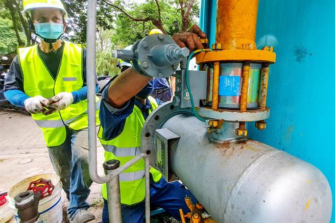新竹瓦斯公司更换嘉政九整压站轴流阀，维护高铁区用户安全。（罗浚滨摄）