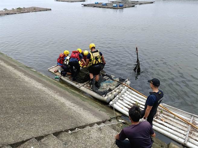 鹿耳門溪中午傳出有女子溺水，搜救人員下水將人救回。(讀者提供／曹婷婷台南傳真)