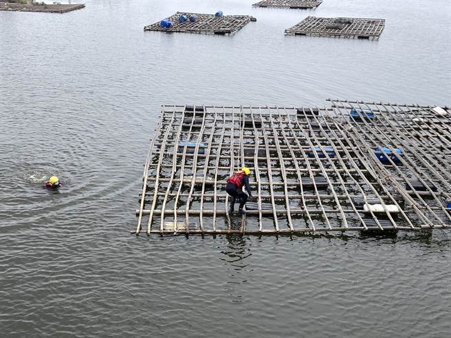 鹿耳門溪中午傳出有女子溺水，搜救人員下水將人救回。(讀者提供／曹婷婷台南傳真)